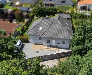 Výmerou nadštandardný rodinný dom, udržiavaná záhrada