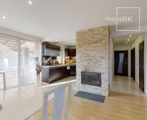 Výmerou nadštandardný rodinný dom, udržiavaná záhrada