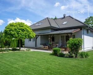 Výmerou nadštandardný rodinný dom, udržiavaná záhrada