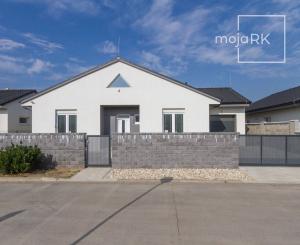 PREDANÉ -Moderný 5 izbový rodinný dom 154 m2 - bungalov NOVOSTAVBA skolaudovaná s pozemkom 580 m2