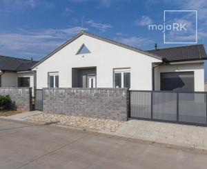 PREDANÉ -Moderný 5 izbový rodinný dom 154 m2 - bungalov NOVOSTAVBA skolaudovaná s pozemkom 580 m2