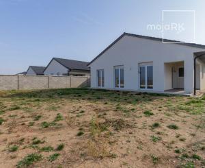 PREDANÉ -Moderný 5 izbový rodinný dom 154 m2 - bungalov NOVOSTAVBA skolaudovaná s pozemkom 580 m2