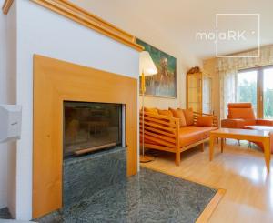 PREDANÉ-rodinný dom s veľkorysým pozemkom s krásnou záhradou,bazénom-Svätý Jur