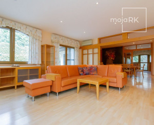 PREDANÉ-rodinný dom s veľkorysým pozemkom s krásnou záhradou,bazénom-Svätý Jur