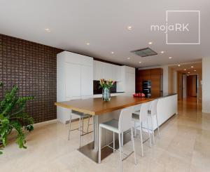 Prenajaté: BONAPARTE -HRADNÝ VRCH, 3 izb.byt 158 m2 + terasa 18 m2 + parking.