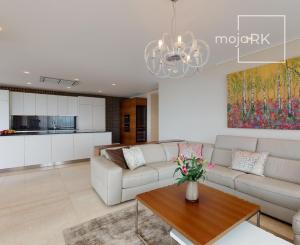 Prenajaté: BONAPARTE -HRADNÝ VRCH, 3 izb.byt 158 m2 + terasa 18 m2 + parking.