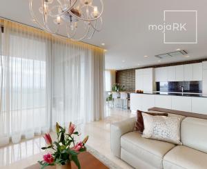 Prenajaté: BONAPARTE -HRADNÝ VRCH, 3 izb.byt 158 m2 + terasa 18 m2 + parking.