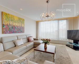 Prenajaté: BONAPARTE -HRADNÝ VRCH, 3 izb.byt 158 m2 + terasa 18 m2 + parking.