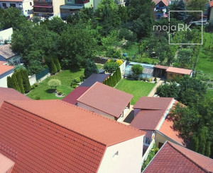 PREDANÉ -V blízkosti Stupavského parku 7 izbový rodinný dom, pozemok 634 m2, 3 garáž. STUPAVA