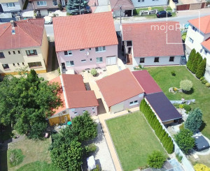 PREDANÉ -V blízkosti Stupavského parku 7 izbový rodinný dom, pozemok 634 m2, 3 garáž. STUPAVA