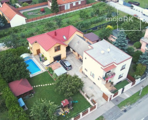 PREDANÉ -rod.dom s pozemkom 908 m2,bazénom,altánkom,3 x garáž v tesnej blízkosti ZŠ, MŠ a námestia v ZB.