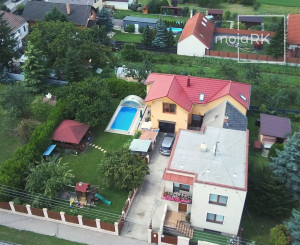 PREDANÉ -rod.dom s pozemkom 908 m2,bazénom,altánkom,3 x garáž v tesnej blízkosti ZŠ, MŠ a námestia v ZB.