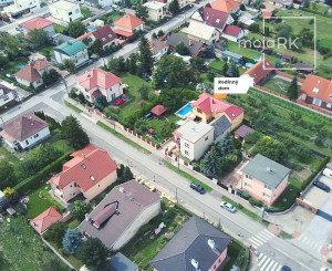 PREDANÉ -rod.dom s pozemkom 908 m2,bazénom,altánkom,3 x garáž v tesnej blízkosti ZŠ, MŠ a námestia v ZB.