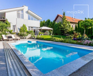 PREDANÉ - 6 izb.rod.dom v pokojnej štvrti STUPAVY v blízkosti lesa a parku.Excelentná záhrada 1469 m2 s bazénom.