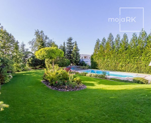 PREDANÉ - 6 izb.rod.dom v pokojnej štvrti STUPAVY v blízkosti lesa a parku.Excelentná záhrada 1469 m2 s bazénom.