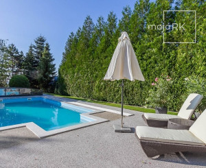 PREDANÉ - 6 izb.rod.dom v pokojnej štvrti STUPAVY v blízkosti lesa a parku.Excelentná záhrada 1469 m2 s bazénom.