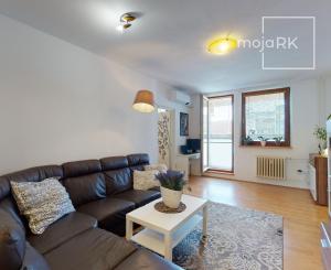 PREDANÉ -Slnečný 3 izbový byt s loggiou, pivnicou, parkingom - ul. PÚPAVOVÁ,  BA IV - KARLOVA VES