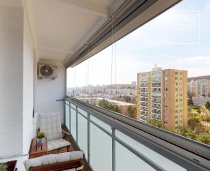 PREDANÉ -Slnečný 3 izbový byt s loggiou, pivnicou, parkingom - ul. PÚPAVOVÁ,  BA IV - KARLOVA VES