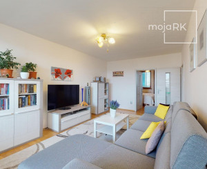 PREDANÉ - Priestranný 3 izbový byt 87 m2 s dvoma zasklenými loggiami, klimatizovaný - NÁMESTIE HRANIČIAROV.