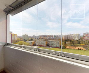 PREDANÉ - Priestranný 3 izbový byt 87 m2 s dvoma zasklenými loggiami, klimatizovaný - NÁMESTIE HRANIČIAROV.