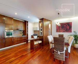 PREDANÉ - Zariadený 3 izb.byt 124 m2: tehla,veľká loggia,šatník,práčovňa,klimatizácia,parking v TOP lokalite!