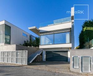 Exkluzívna vila v TOP lokalite KOLIBA - VINOHRADY s panoramatickým výhľadom.