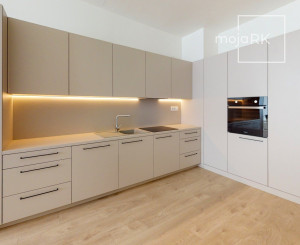 PRENAJATÉ - Úplne nový, elegantný 3 izb. byt 123 m2 zariadený, 2 x parking, priamo v centre BA I - Staré Mesto.