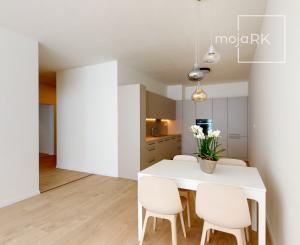 PRENAJATÉ - Úplne nový, elegantný 3 izb. byt 123 m2 zariadený, 2 x parking, priamo v centre BA I - Staré Mesto.