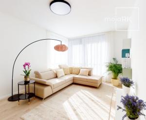 PRENAJATÉ - Úplne nový, elegantný 3 izb. byt 123 m2 zariadený, 2 x parking, priamo v centre BA I - Staré Mesto.