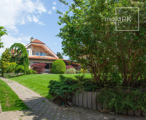 PREDANÉ -5 izb.rodinný dom s POZEMKOM 1330 m2 v tesnej blízkosti lesa s krásnou záhradou,bazénom,záhr.domčekom.