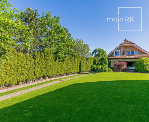 PREDANÉ -5 izb.rodinný dom s POZEMKOM 1330 m2 v tesnej blízkosti lesa s krásnou záhradou,bazénom,záhr.domčekom.