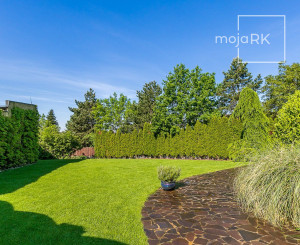 PREDANÉ -5 izb.rodinný dom s POZEMKOM 1330 m2 v tesnej blízkosti lesa s krásnou záhradou,bazénom,záhr.domčekom.