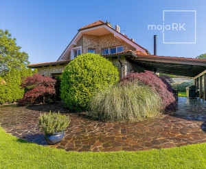 PREDANÉ -5 izb.rodinný dom s POZEMKOM 1330 m2 v tesnej blízkosti lesa s krásnou záhradou,bazénom,záhr.domčekom.