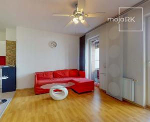 Terasa, pergola, parkovanie v garáži či pivnica, spoznajte ideálny prenájom pre mladý pár.