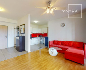 Terasa, pergola, parkovanie v garáži či pivnica, spoznajte ideálny prenájom pre mladý pár.