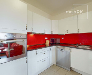 Terasa, pergola, parkovanie v garáži či pivnica, spoznajte ideálny prenájom pre mladý pár.