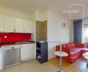 Terasa, pergola, parkovanie v garáži či pivnica, spoznajte ideálny prenájom pre mladý pár.