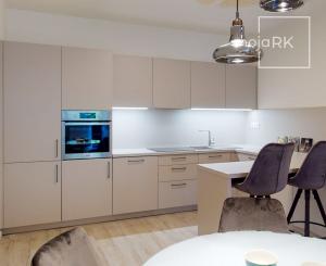 PRENAJATÉ - Úpne nový, elegantný 3 izb.byt 124 m2 kompletne zariadený, loggia, 2 x parking, BA I - Staré Mesto.