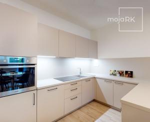 PRENAJATÉ - Úpne nový, elegantný 3 izb.byt 124 m2 kompletne zariadený, loggia, 2 x parking, BA I - Staré Mesto.