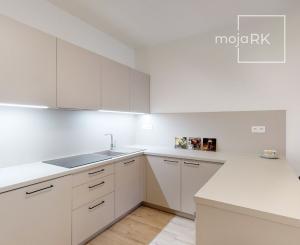 PRENAJATÉ - Úpne nový, elegantný 3 izb.byt 124 m2 kompletne zariadený, loggia, 2 x parking, BA I - Staré Mesto.