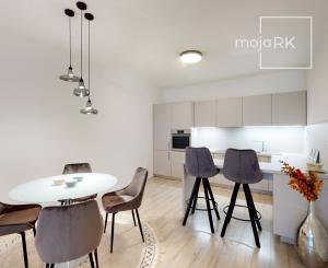 PRENAJATÉ - Úpne nový, elegantný 3 izb.byt 124 m2 kompletne zariadený, loggia, 2 x parking, BA I - Staré Mesto.