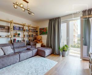 PRENAJATÉ-Kompletne zariadený, nový 2 izb. byt 62 m2, loggia, pivnica, parking garáž - NOVOSTAVBA BORY