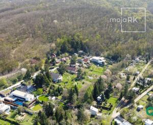 PREDANÉ -rodinný dom priamo pod lesom na pozemku 1638 m2 s potôčikom, tichá lokalita obklopená prírodou.