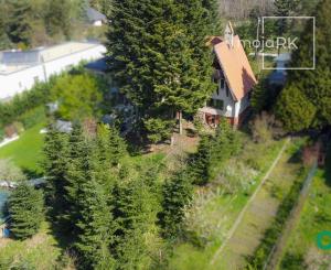 PREDANÉ -rodinný dom priamo pod lesom na pozemku 1638 m2 s potôčikom, tichá lokalita obklopená prírodou.