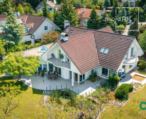 Predané, r.d., pozemok 1540 m2 s bazénom, záhradným jazierkom, altánkom - STRMÝ VŔŠOK.