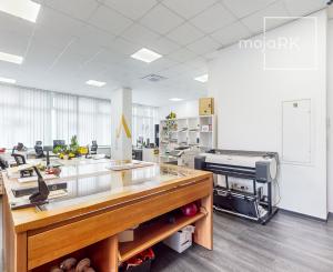 Obchodné priestory so skladmi, nakladaciou rampa, Petržálka