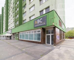 Obchodné priestory so skladmi, nakladaciou rampa, Petržálka