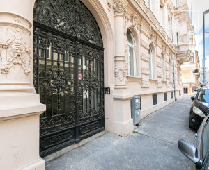 PREDANÉ -2 izb. byt 84 m2 v HISTORICKEJ budove s DVOROM.