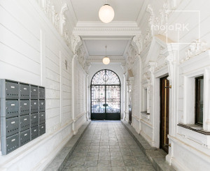 PREDANÉ -2 izb. byt 84 m2 v HISTORICKEJ budove s DVOROM.