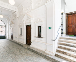 PREDANÉ -2 izb. byt 84 m2 v HISTORICKEJ budove s DVOROM.